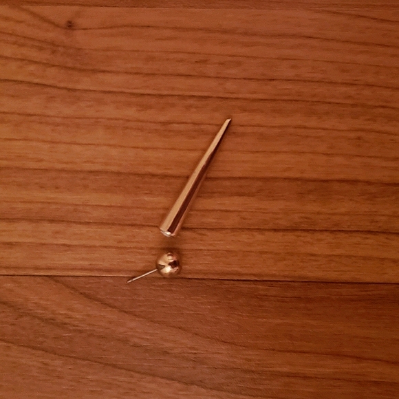 Gold-colored Long Backing Earrings - Picture 2 of 3